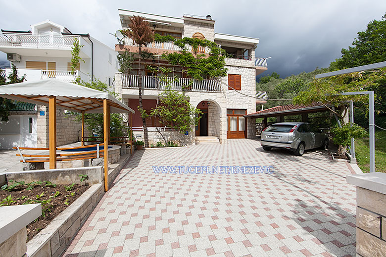 apartments Villa 750, Knežević, Tučepi - house, parking