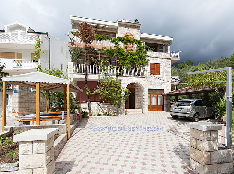 apartments Villa 750, Knežević, Tučepi - house, parking
