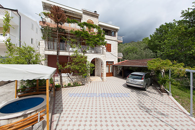 apartments Villa 750, Knežević, Tučepi - house, parking