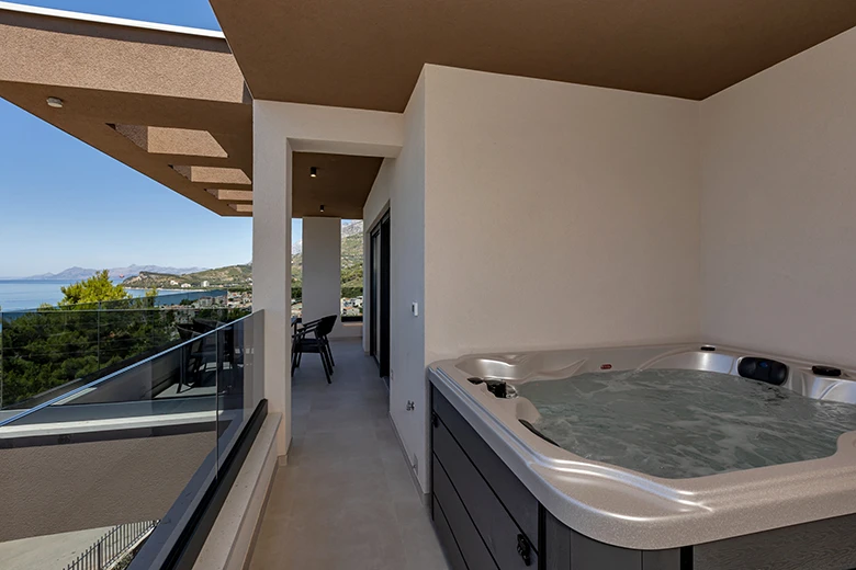 Villa Laluna Apartments, Tučepi - jakuzzi on balcony with sea view