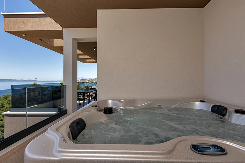 Villa Laluna Apartments, Tučepi - jakuzzi on balcony with sea view