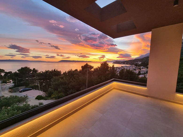 Villa Laluna Apartments, Tučepi - sunset on balcony with sea view
