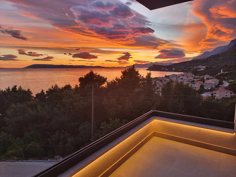 Villa Laluna Apartments, Tučepi - sunset on balcony with sea view