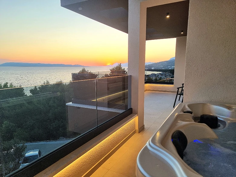 Villa Laluna Apartments, Tučepi - sunset on balcony with sea view