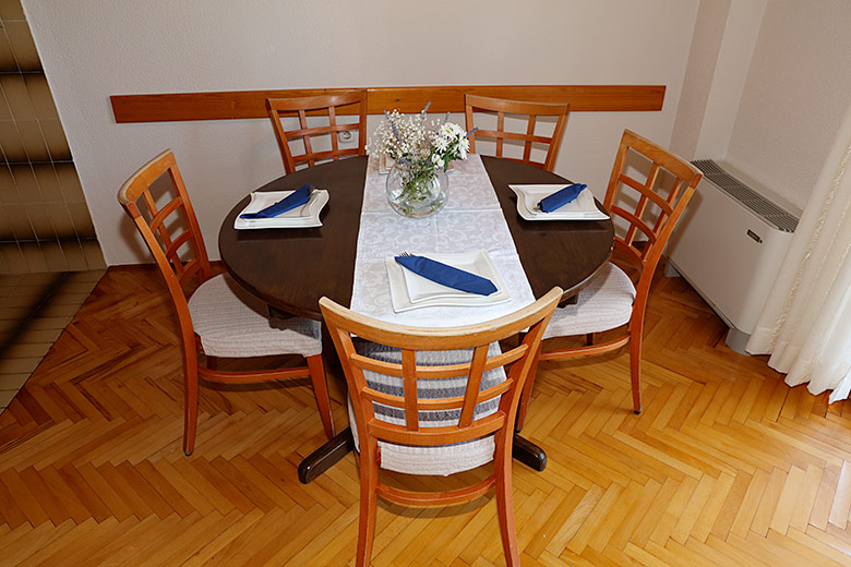 Apartments Villa Lili, Tučepi - dining table