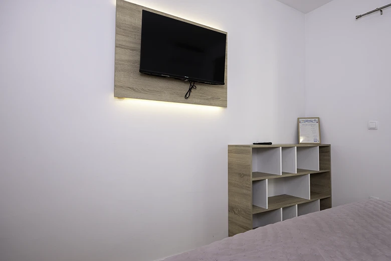 Apartments Mihaljević, Tučepi - tv in the bedroom