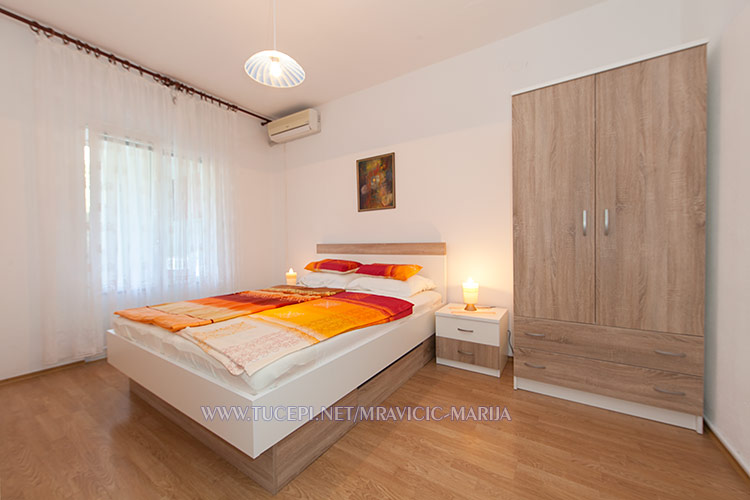 apartments Marija Mravii, Tuepi - bedroom