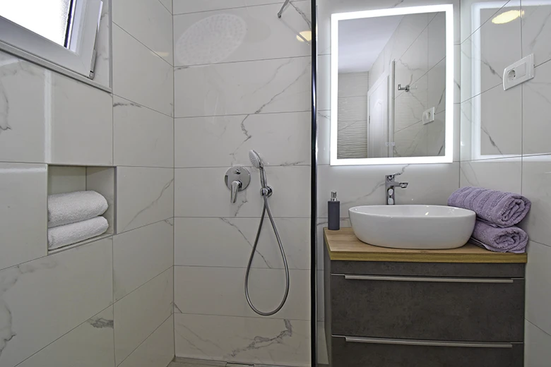 apartments Riva, Tučepi - bathroom