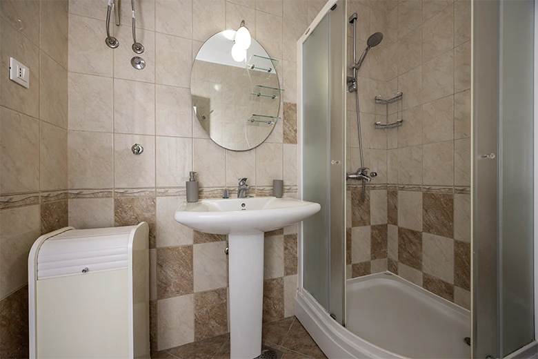 Apartments Silva, Tučepi - bathroom