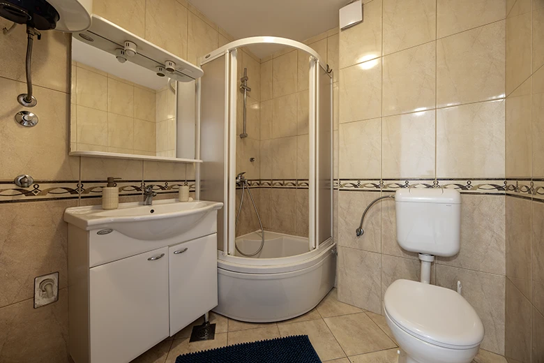 Apartments Silva, Tučepi - bathroom