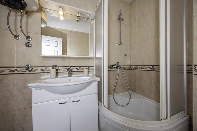 Apartments Silva, Tučepi - bathroom