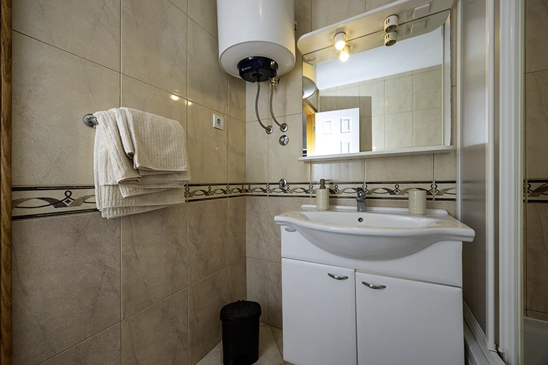 Apartments Silva, Tučepi - bathroom