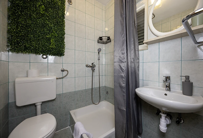 Apartments Šućur, Tučepi - bathroom