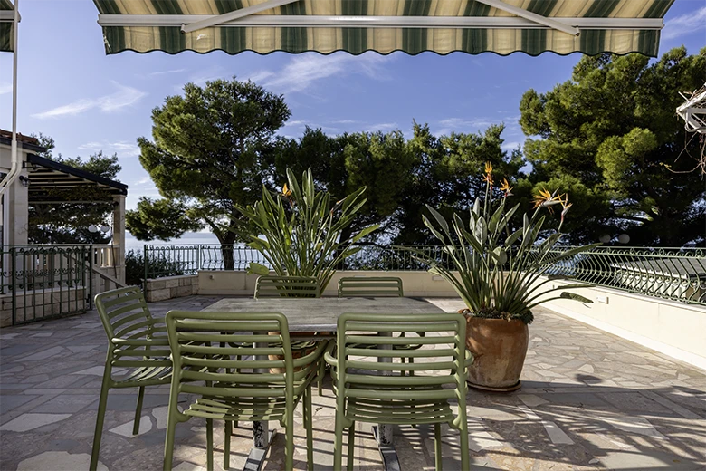 Apartments Caluna, Tučepi - terrace with sea view, overlooking the sea and beach